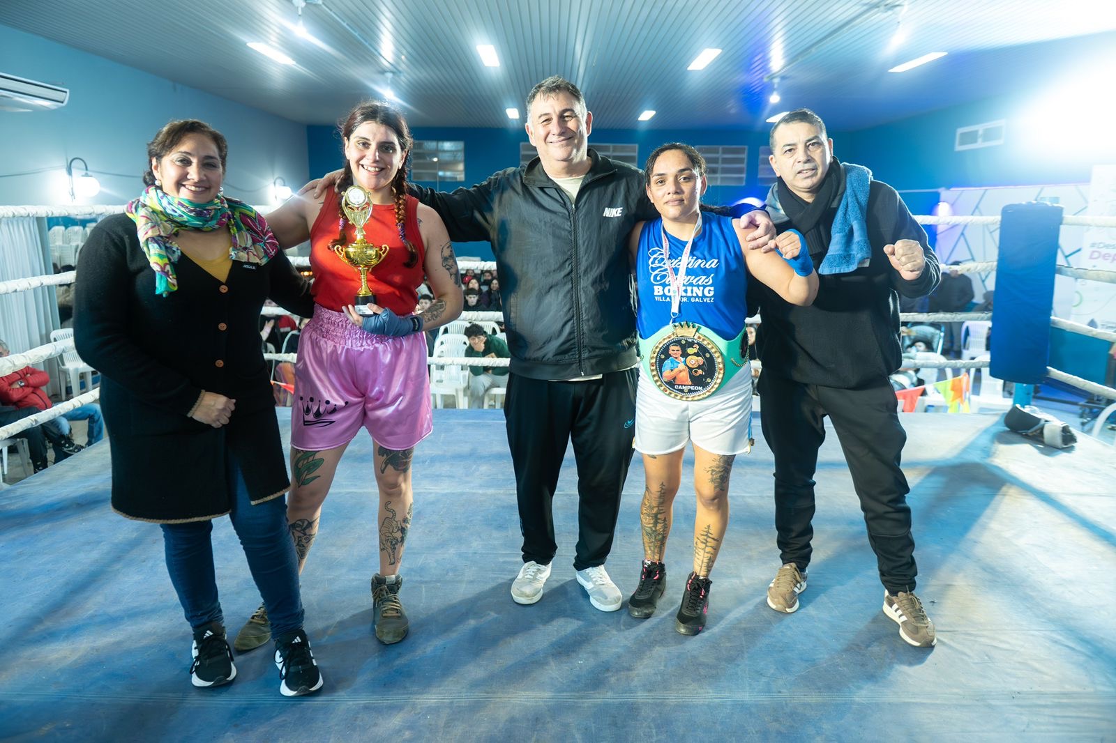 Profesores y boxeadoras de la Escuela Comunal de Boxeo de Timbúes