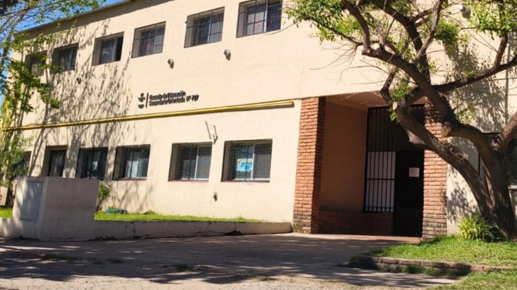Edificio de la escuela EESO 727 de Funes donde faltan aulas para 2027