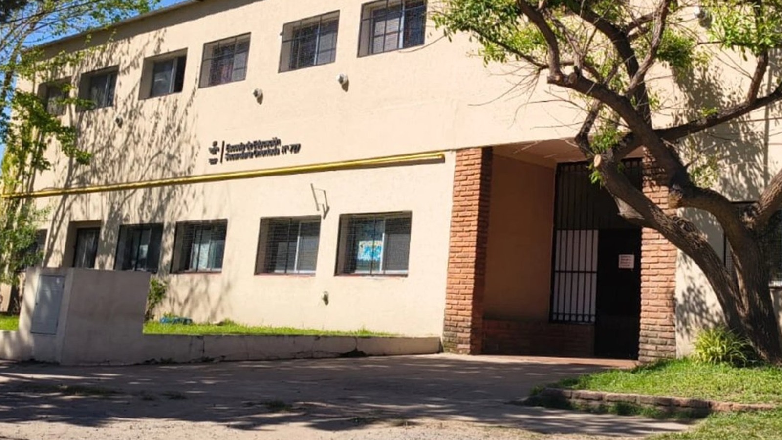 Edificio de la escuela EESO 727 de Funes donde faltan aulas para 2027