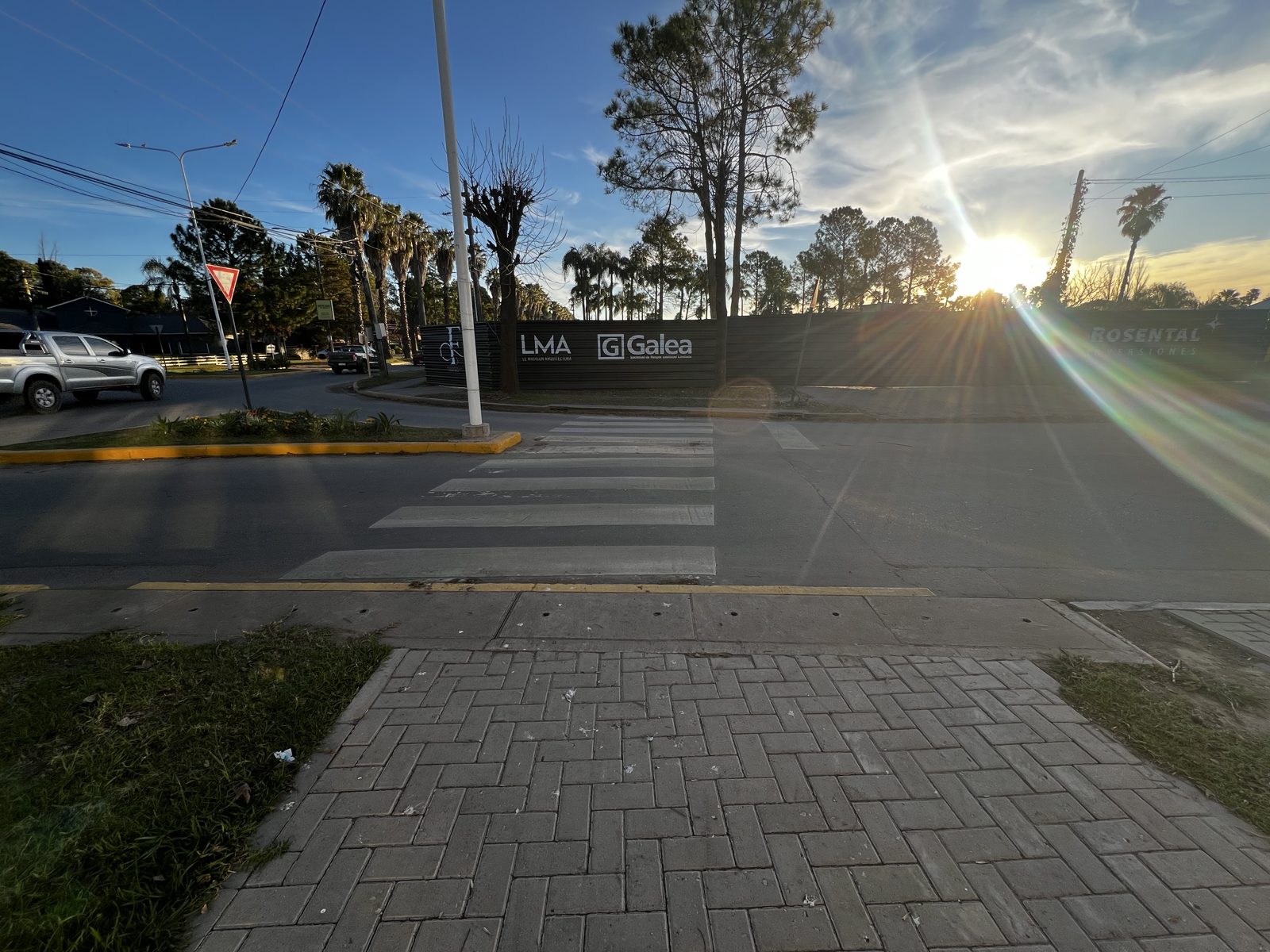 Esquina de Galindo y Fuerza Aérea en Funes con la rotonda y el cruce peatonal al atardecer