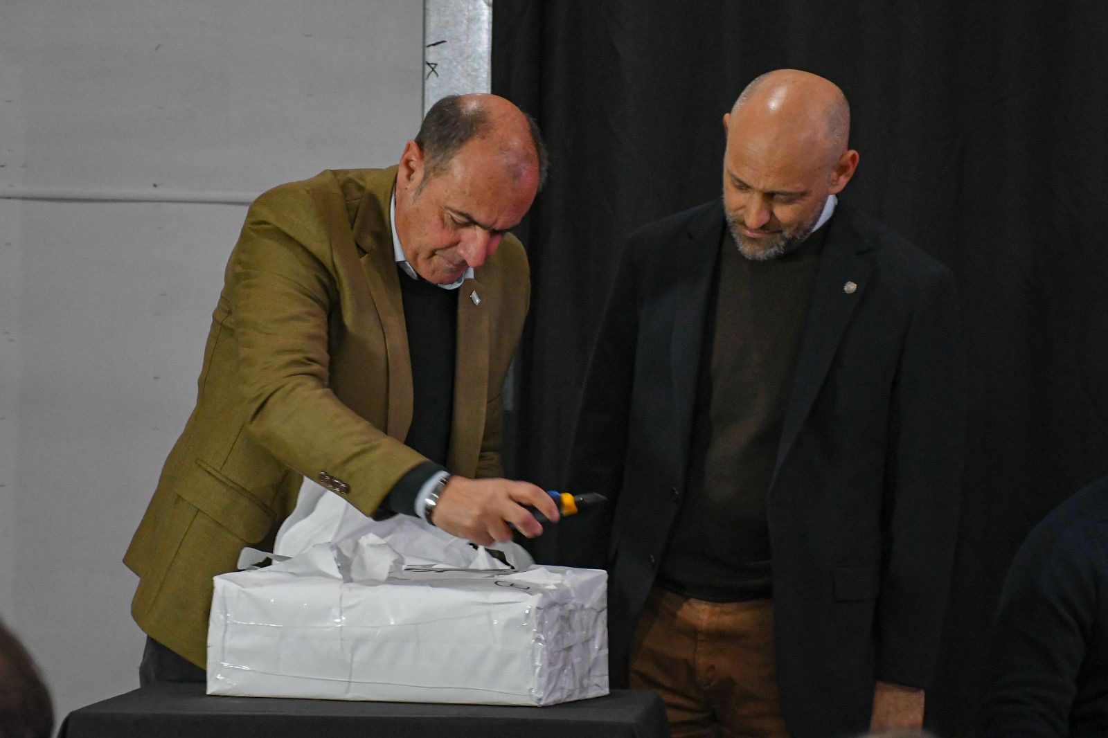 Autoridades en la apertura de sobres de la estación transformadora Piñero