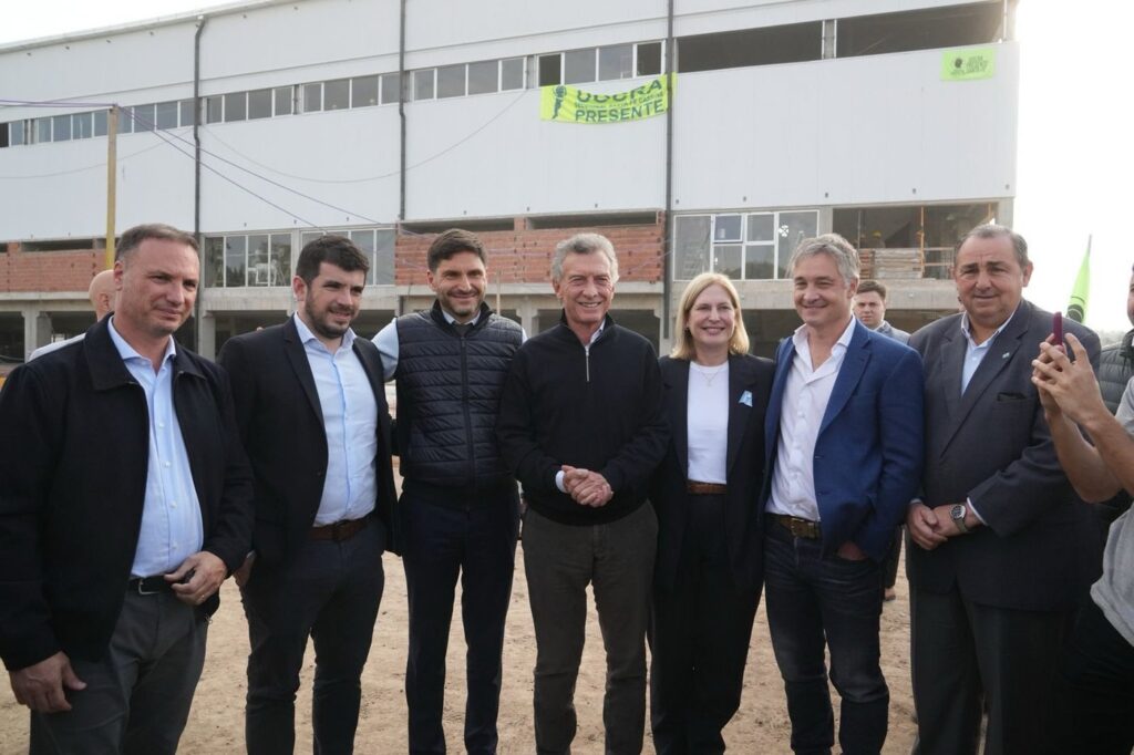 Pullaro, Macri, Scaglia, intendentes y funcionarios posan frente al Estadio Multipropósito Santa Fe durante la recorrida de obras