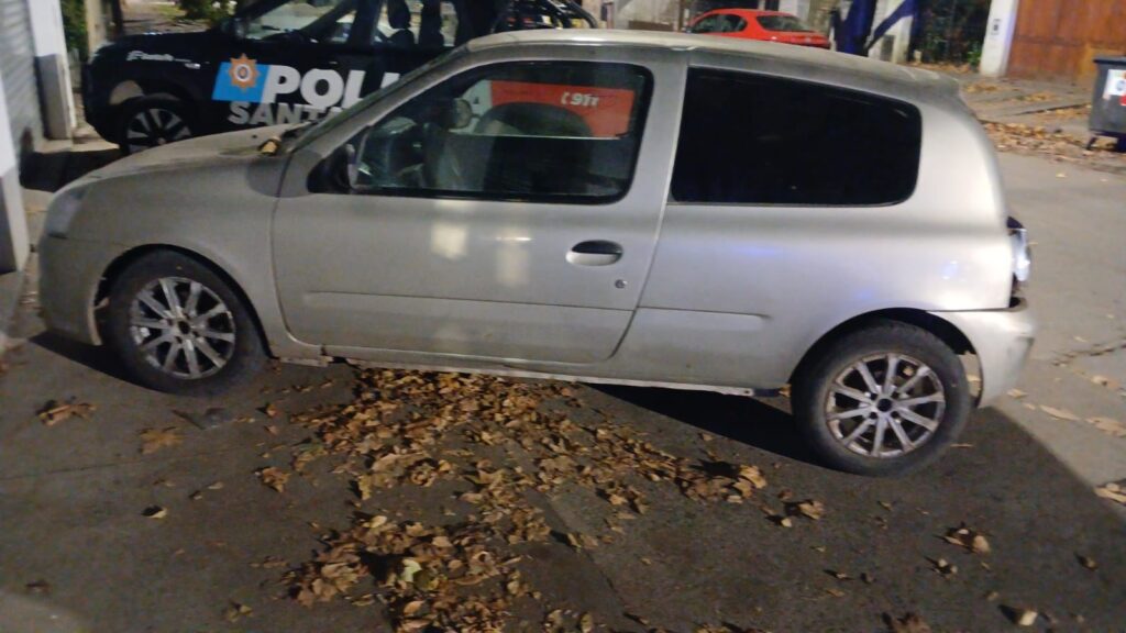 Renault Clio gris secuestrado por estafa con tarjetas clonadas en Granadero Baigorria