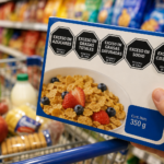 Etiquetado frontal: advierten que eliminarlo sería "una regresión" en la lucha contra la obesidad Caja de cereal en supermercado con sellos negros del etiquetado frontal de alimentos