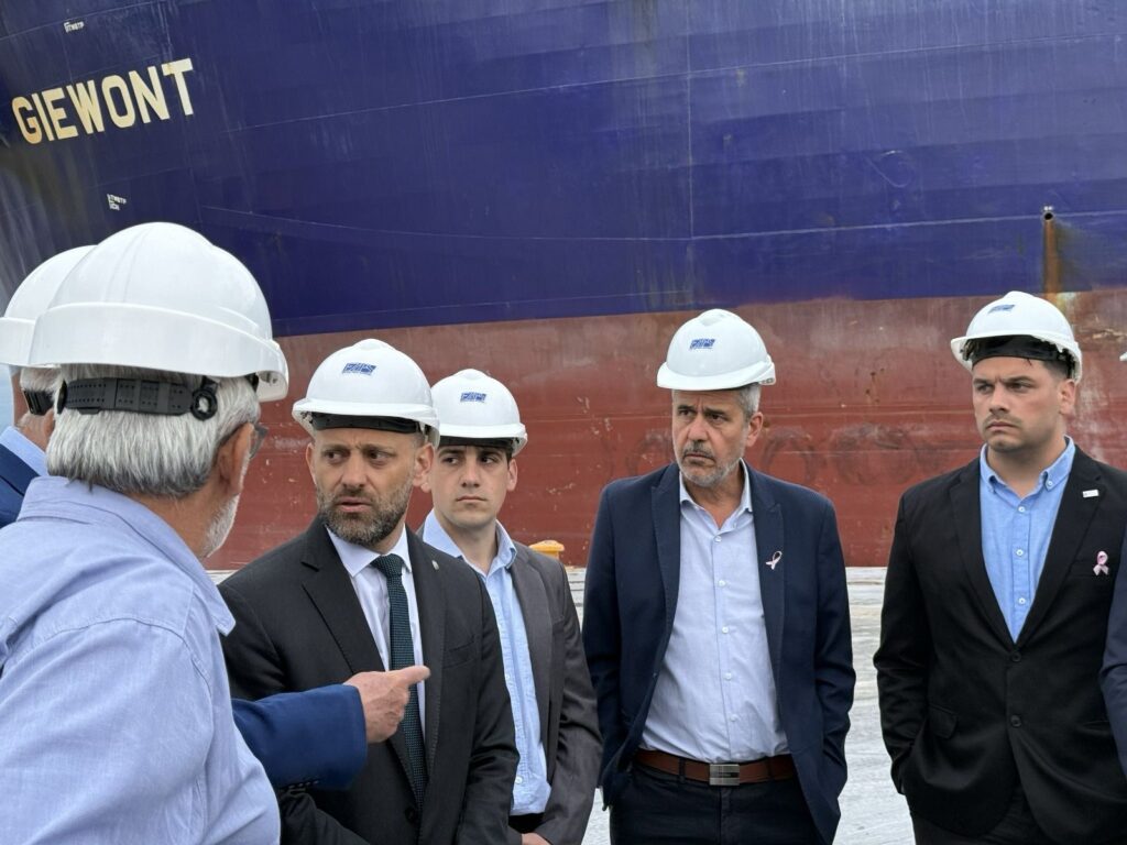 Buque de gran porte en el muelle de la Zona Franca Santafesina de Villa Constitución durante la exportación de acero a Colombia