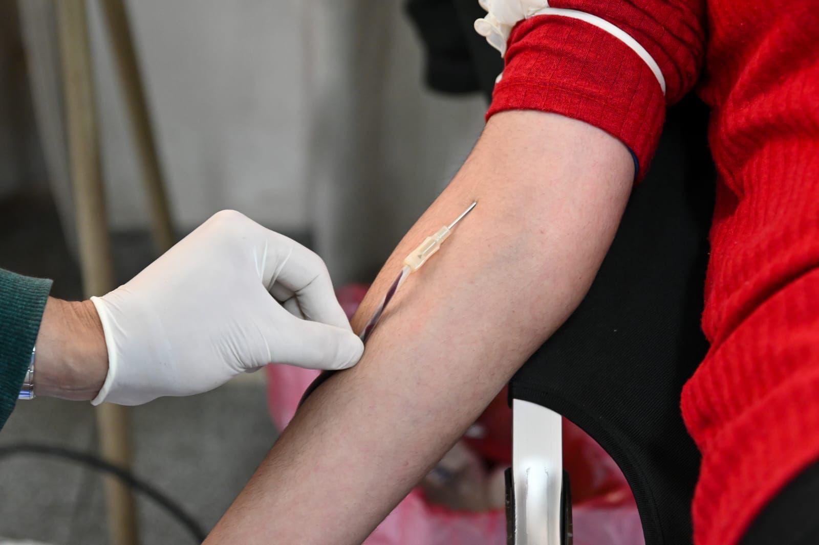 Extracci&oacute;n de sangre a un donante voluntario durante una colecta en Santa Fe