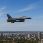 Avión caza F-16 de la Fuerza Aérea Argentina sobrevuela el cielo de Rosario y Funes durante maniobras de entrenamiento