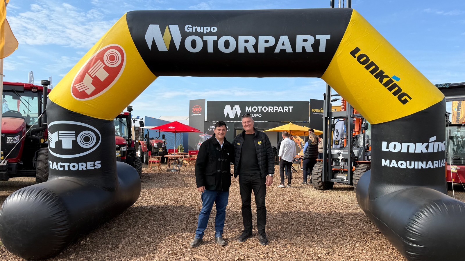 Stand de Motorpart con el intendente Escalante durante la muestra