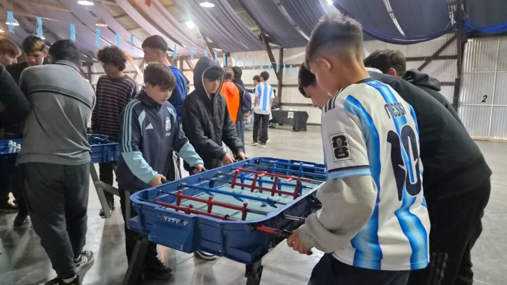 Público en el Fan Fest de Roldán jugando al metegol en el SUM del Paseo de la Estación