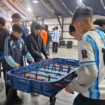 Más de 300 personas vibraron con la Selección en el Fan Fest de Roldán Público en el Fan Fest de Roldán jugando al metegol en el SUM del Paseo de la Estación