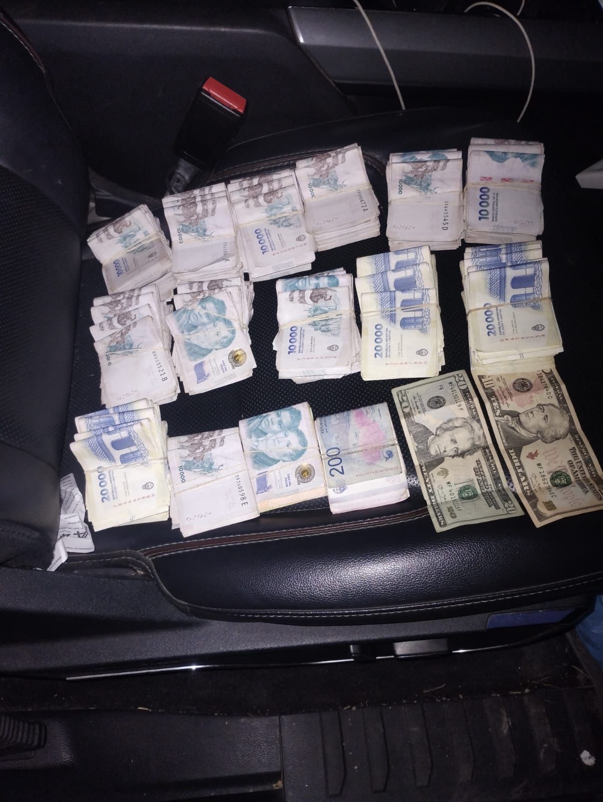 Fajos de pesos argentinos y dólares secuestrados dentro de la Ford F-150 en Circunvalación, Rosario
