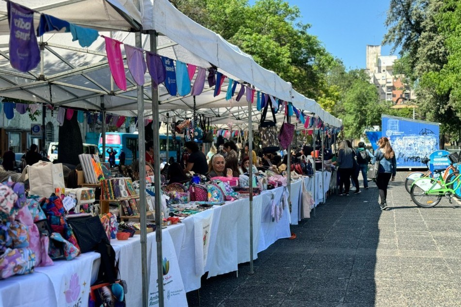 Feria de Paternidades en la Plaza Sarmiento de Rosario con puestos de emprendedores