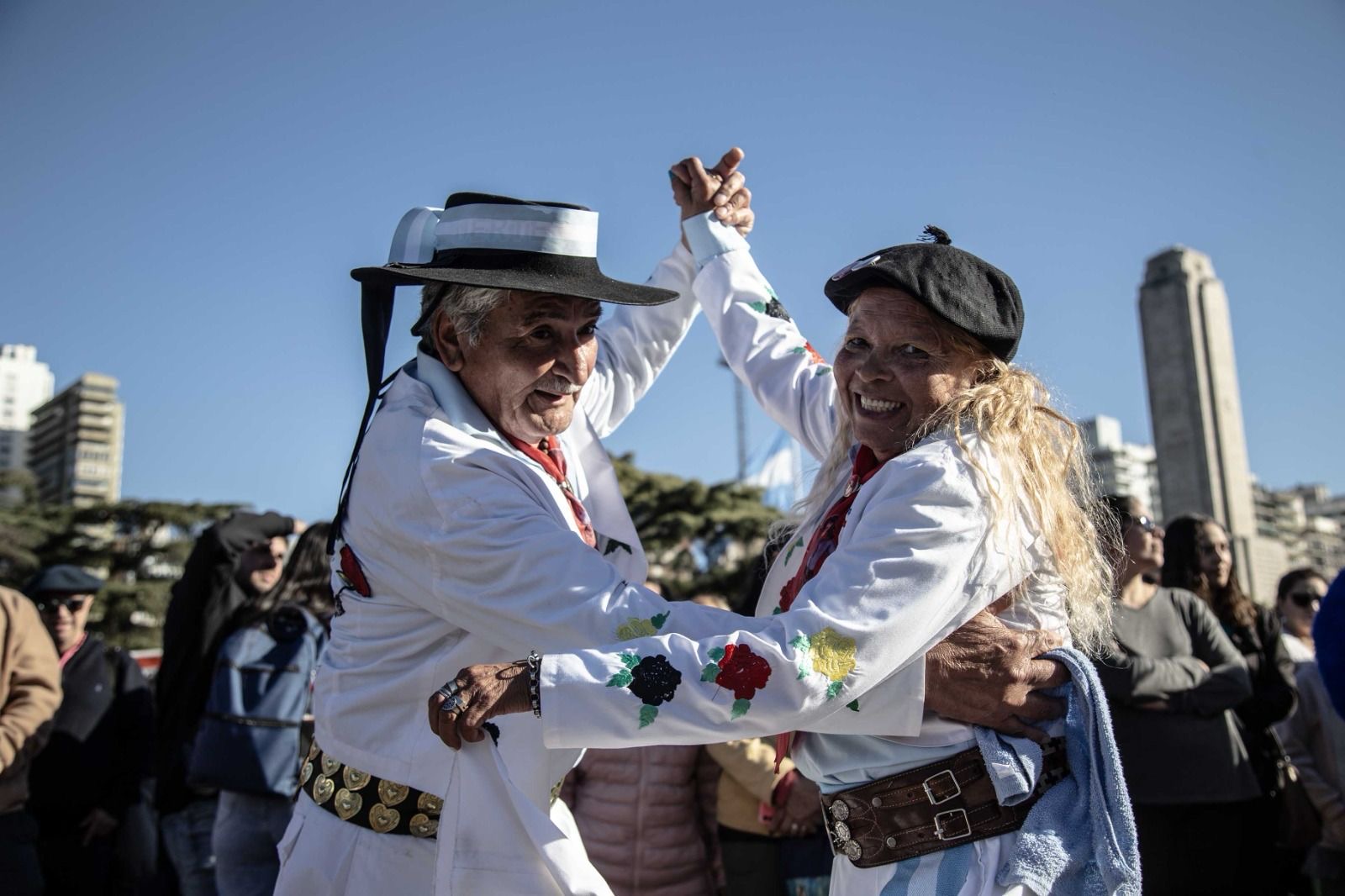 Pareja baila folclore en los festejos del 20 de Junio en Rosario