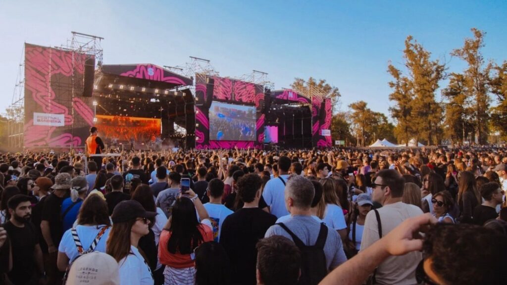 Festival Bandera Rosario escenario principal con público