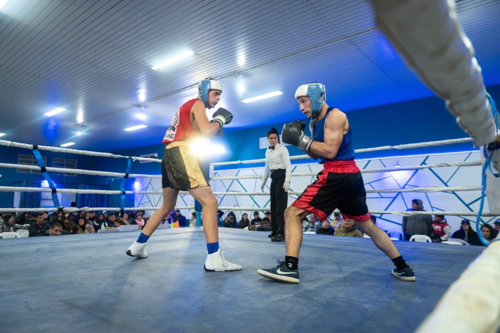 Festival de Boxeo en Timbúes: dos boxeadores combaten sobre el ring del Club Sarmiento