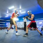 Festival de Boxeo en Timbúes: dos boxeadores combaten sobre el ring del Club Sarmiento