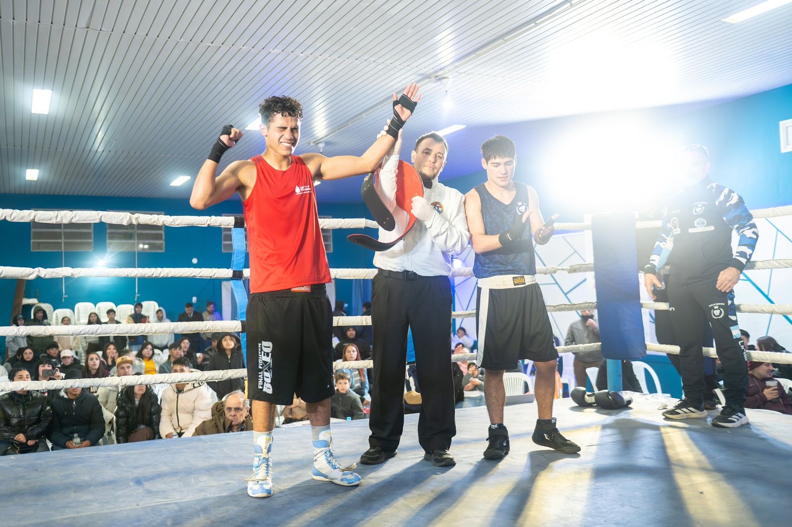 El árbitro levanta el brazo del ganador en un combate del festival de boxeo en Timbúes