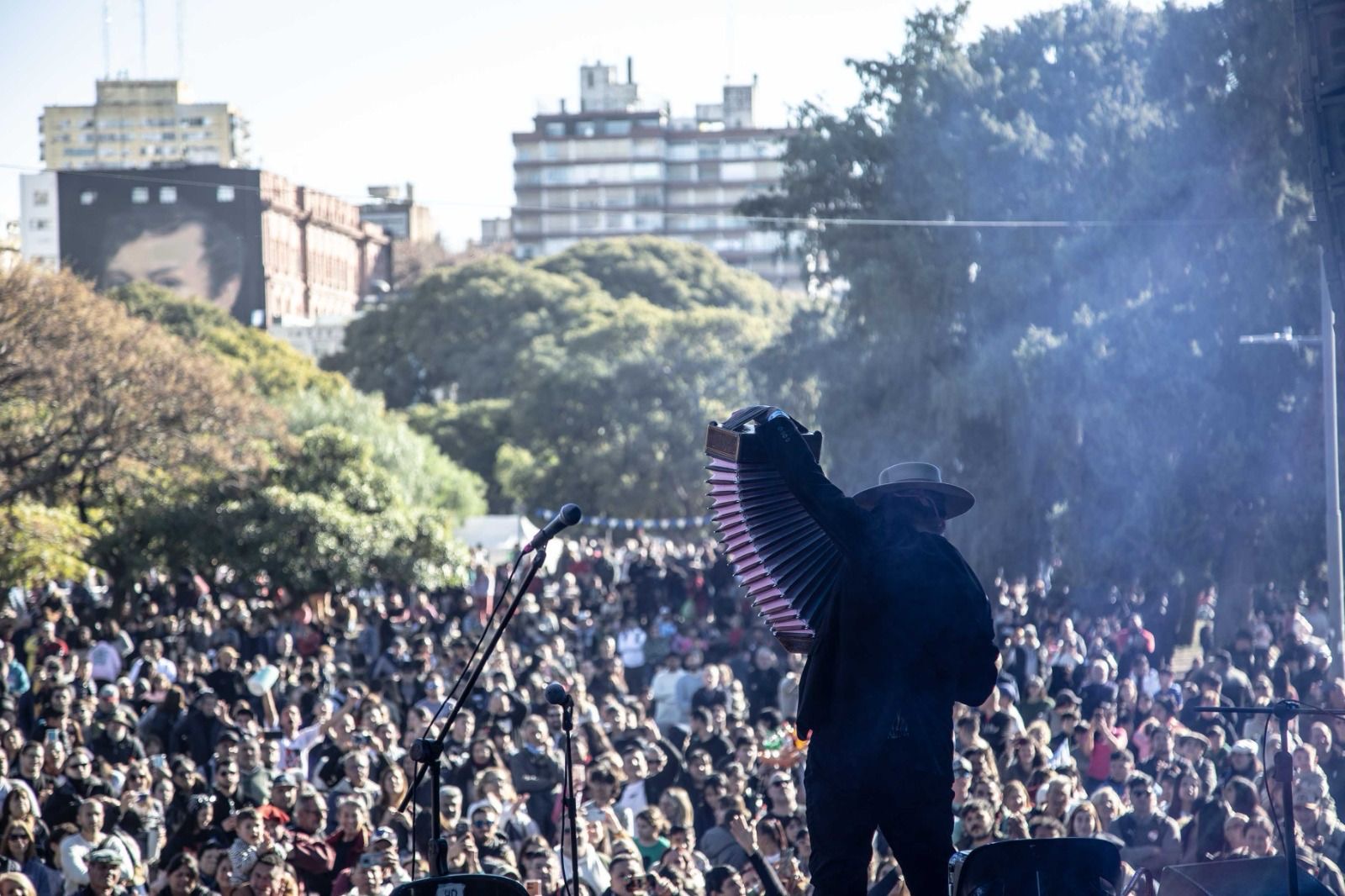 Músico toca ante una multitud en el Parque Nacional a la Bandera