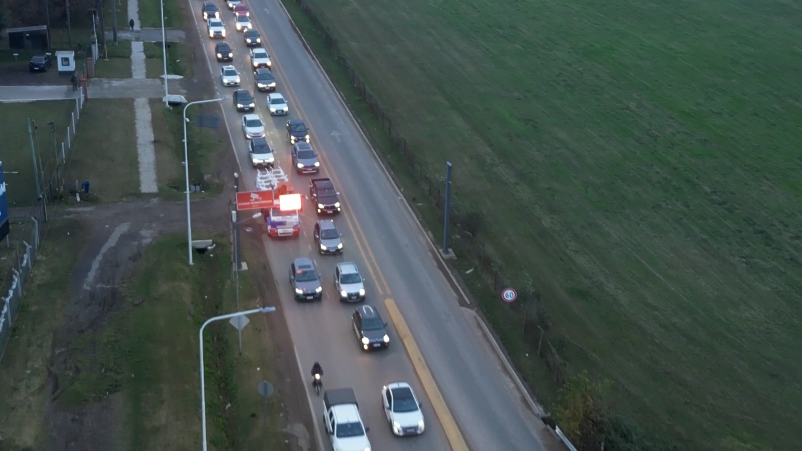 Fila de vehículos en hora pico sobre la avenida Galindo en Funes