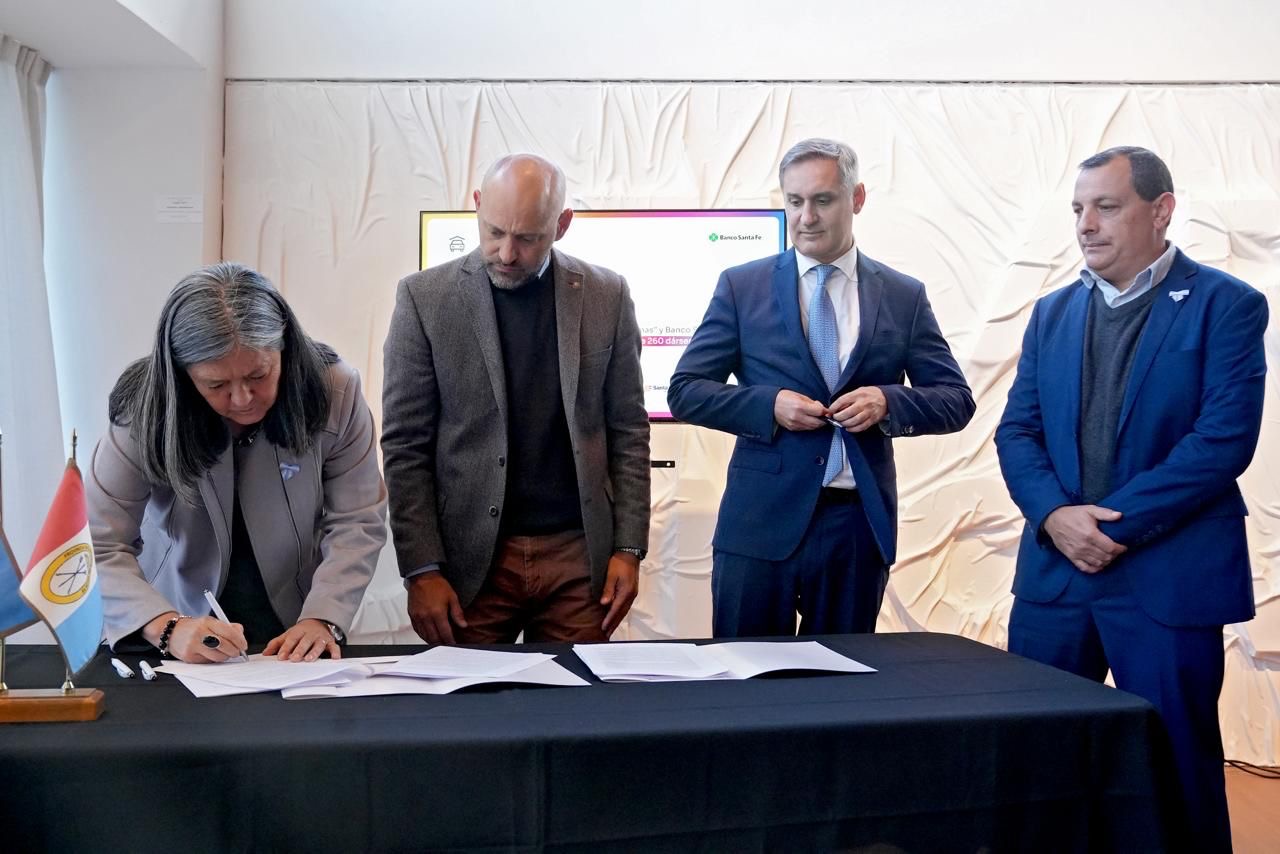 Acto de firma del convenio para el estacionamiento del Aeropuerto de Rosario