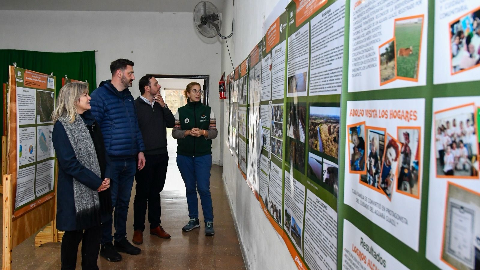 Autoridades provinciales recorren la muestra de paneles sobre humedales y áreas protegidas en Villa Ocampo