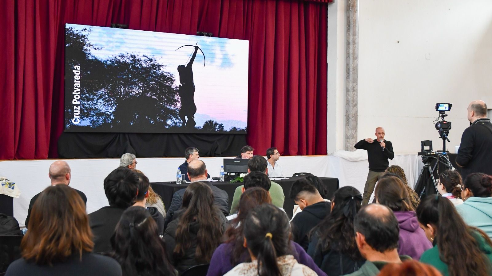 Orador y panel de autoridades durante el Foro Nacional de Humedales en el Complejo Arno de Villa Ocampo
