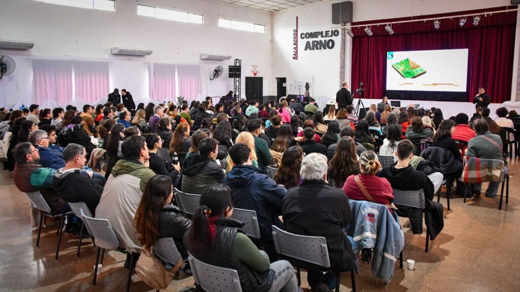 Vista panorámica del 6° Foro Nacional de Humedales en Villa Ocampo con más de 200 asistentes frente a la pantalla