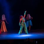 Artistas en escena durante la Gala del Orgullo del Mes de la Diversidad en el Teatro La Comedia de Rosario