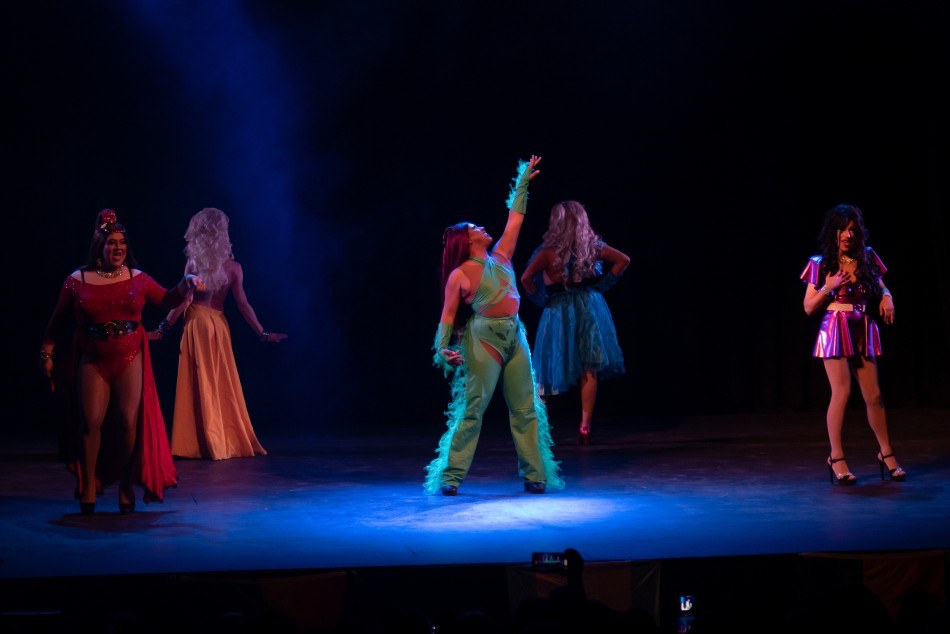 Artistas en escena durante la Gala del Orgullo del Mes de la Diversidad en el Teatro La Comedia de Rosario