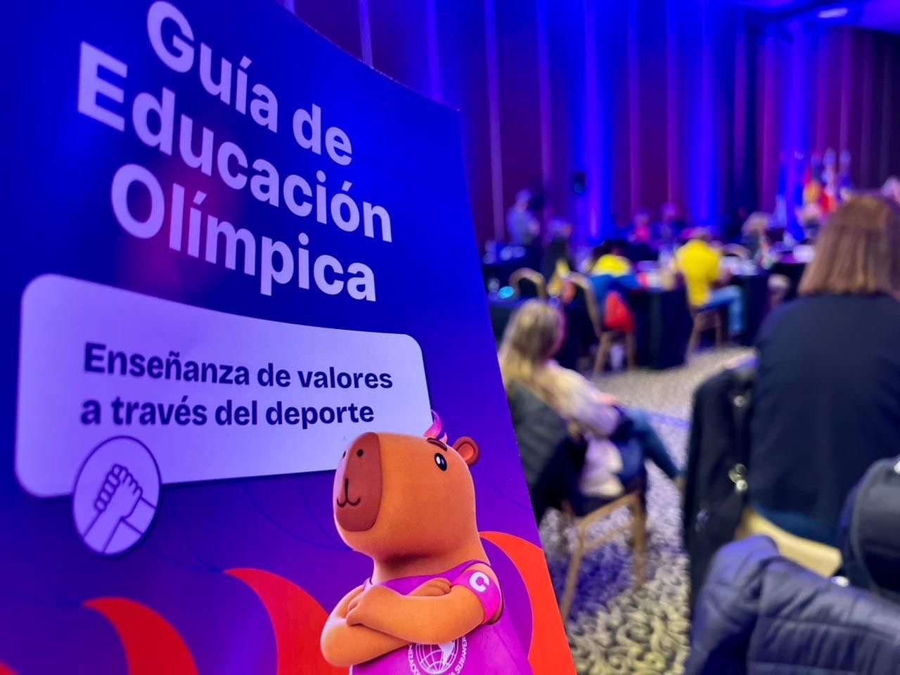 Guia de Educacion Olimpica del programa Juegos Suramericanos en las escuelas con la mascota capibara