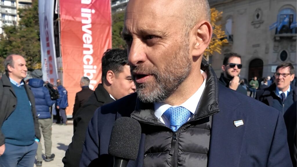 El ministro Gustavo Puccini en entrevista durante el Día de la Bandera en Rosario, donde anticipó el Santa Fe Business Forum