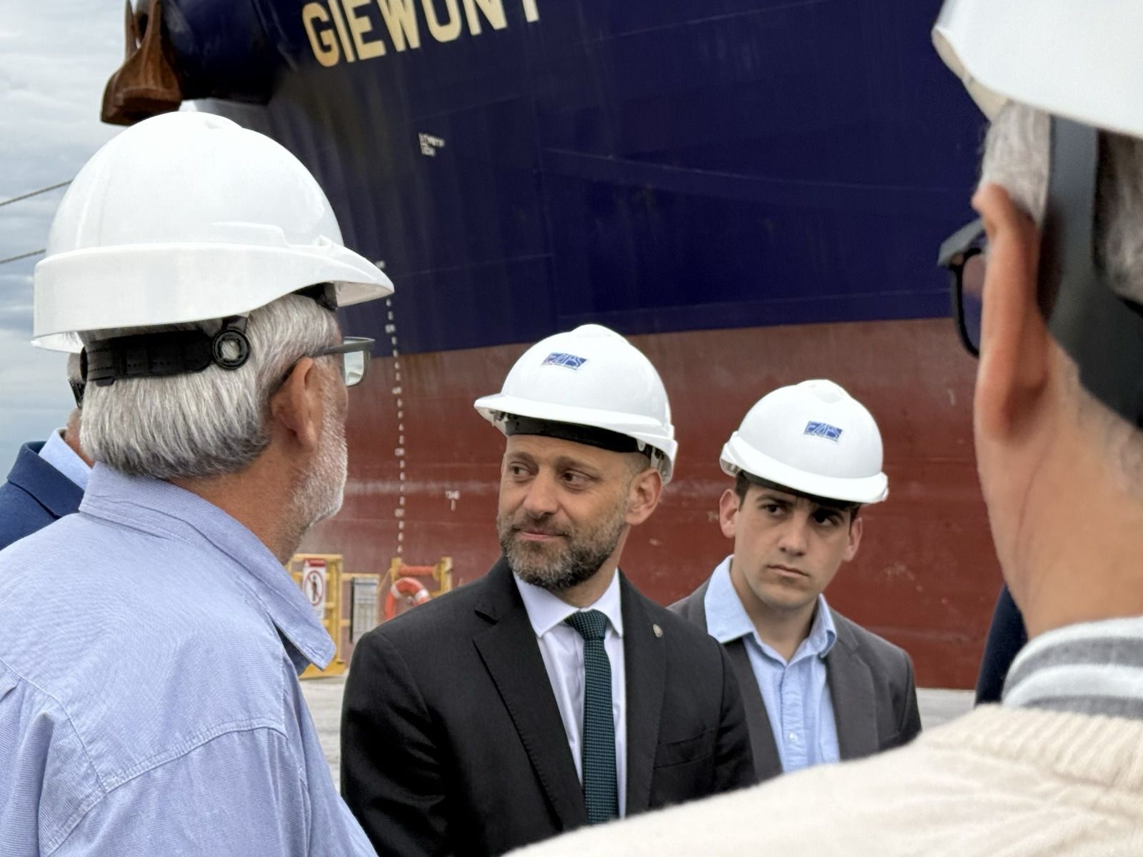 El ministro Gustavo Puccini en el muelle de la Zona Franca Santafesina de Villa Constitución