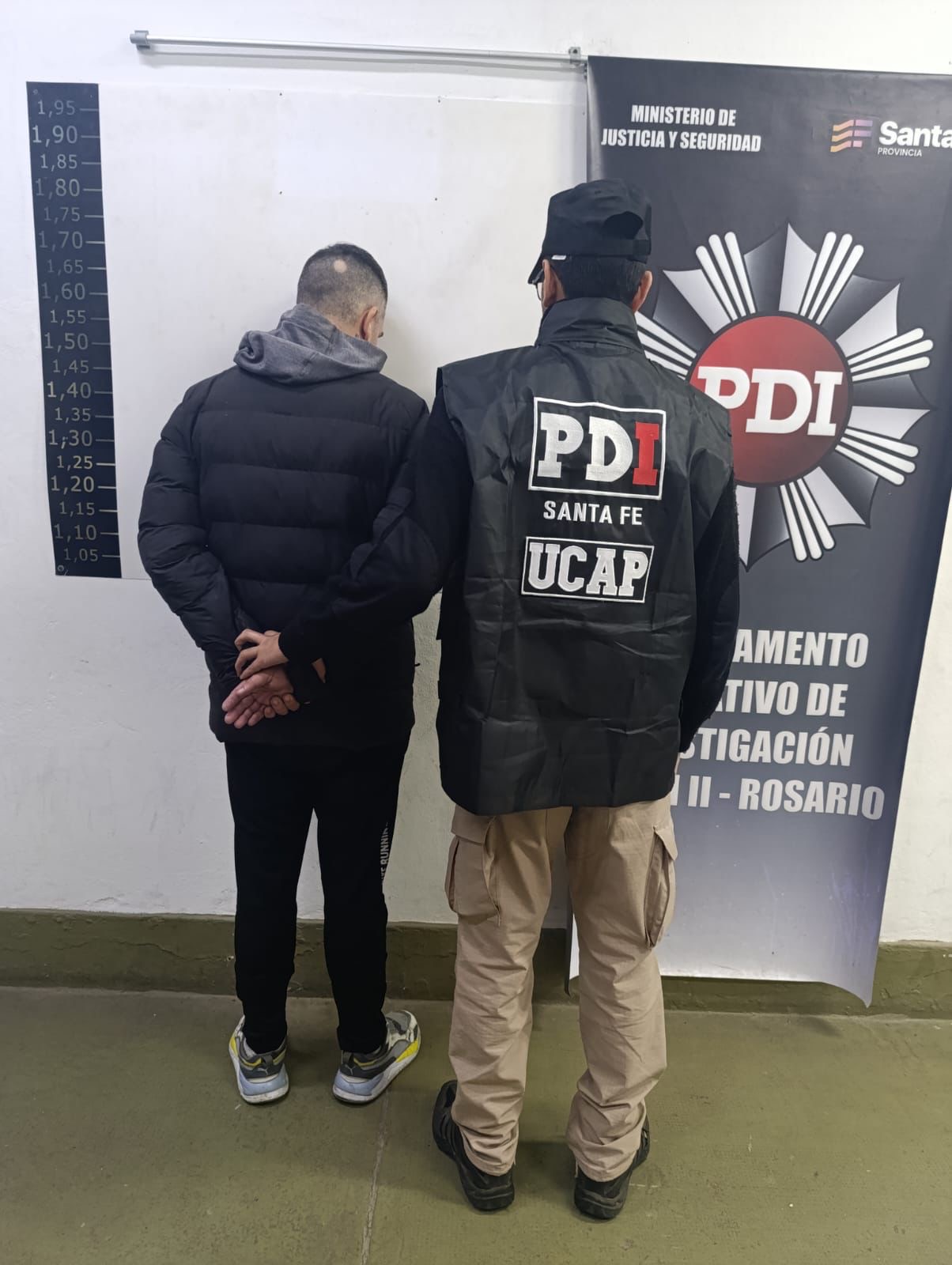 Aprehendido durante el megaoperativo Los Menores en Granadero Baigorria, custodiado por un agente de la UCAP-PDI