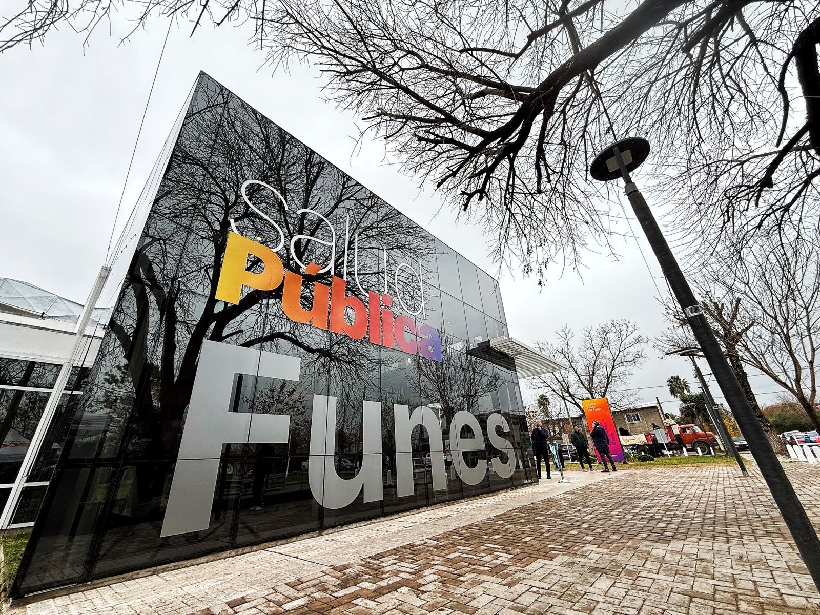 Fachada del Hospital SAMCo Eva Perón de Funes con la nueva señalización Salud Pública Funes