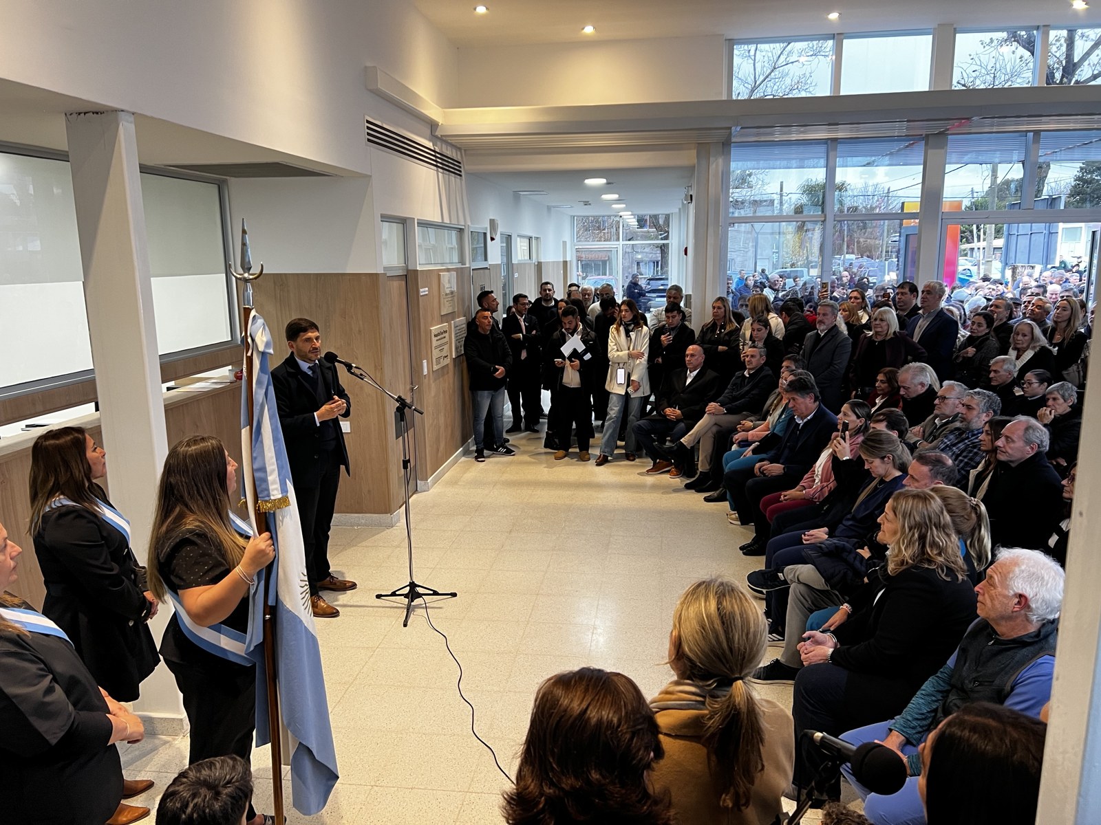 El hall del Hospital SAMCo Eva Perón colmado durante la inauguración en Funes