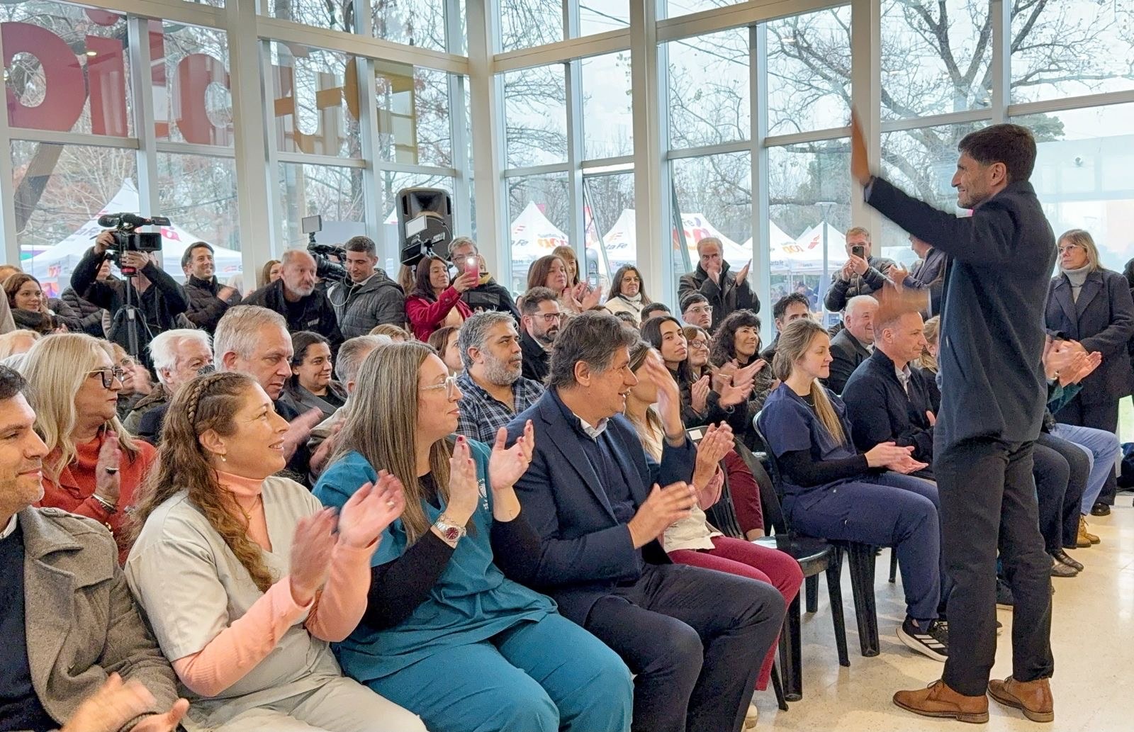Vecinos de Funes aplauden durante el discurso de Pullaro en la inauguración del Hospital SAMCo Eva Perón
