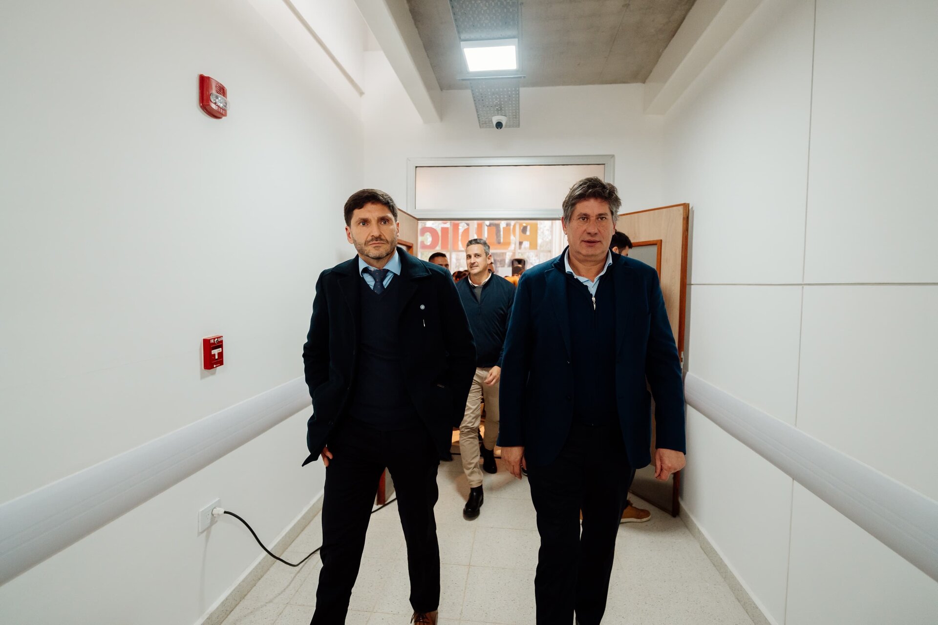 Pullaro y Santacroce recorren un pasillo del nuevo Hospital SAMCo Eva Perón