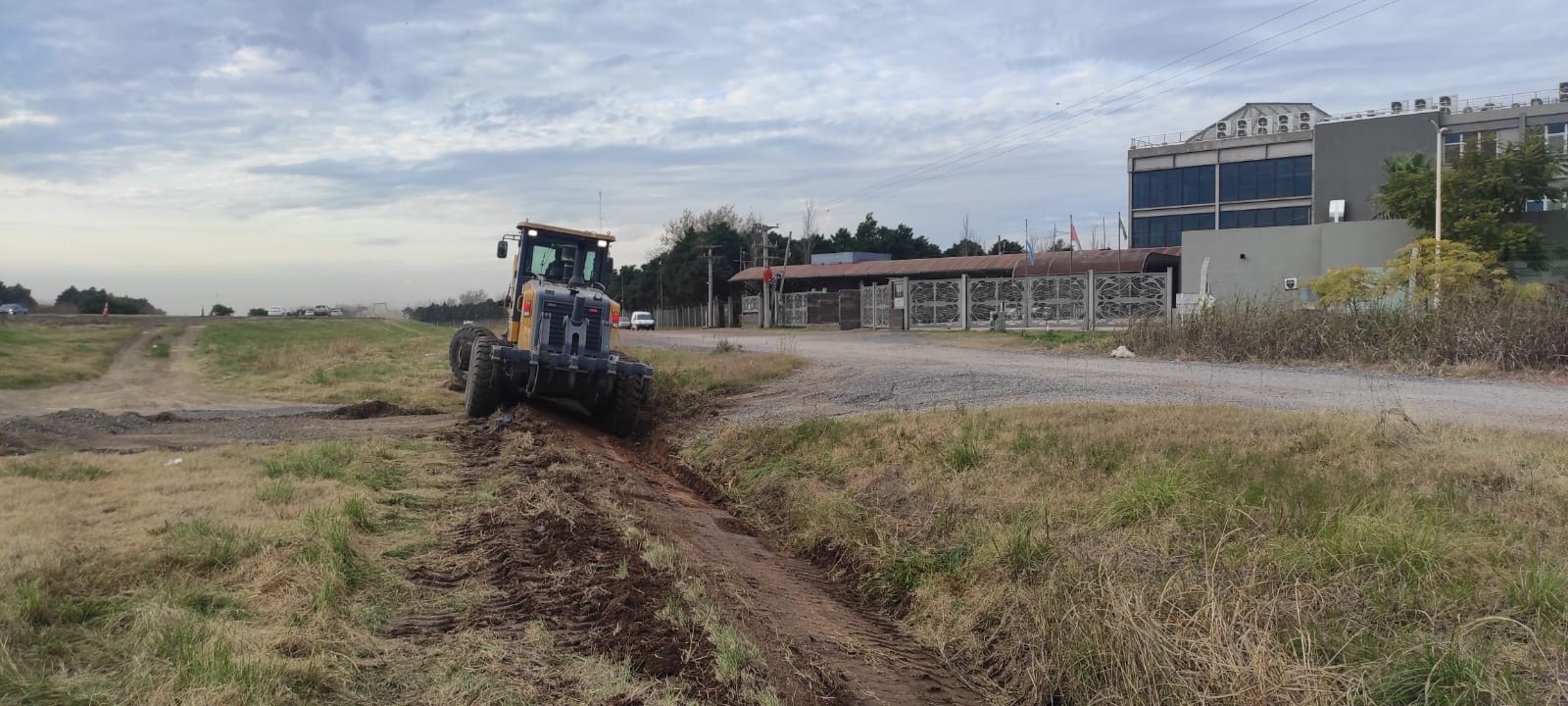 Trinchera dejada por la motoniveladora tras eliminar accesos ilegales del Hotel Sol Funes