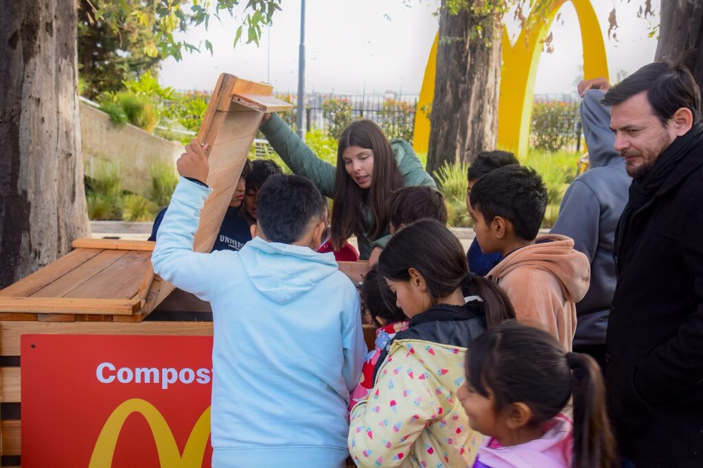 Huerta de McDonald's con cultivos y compost en el restaurante del Hipódromo de Rosario