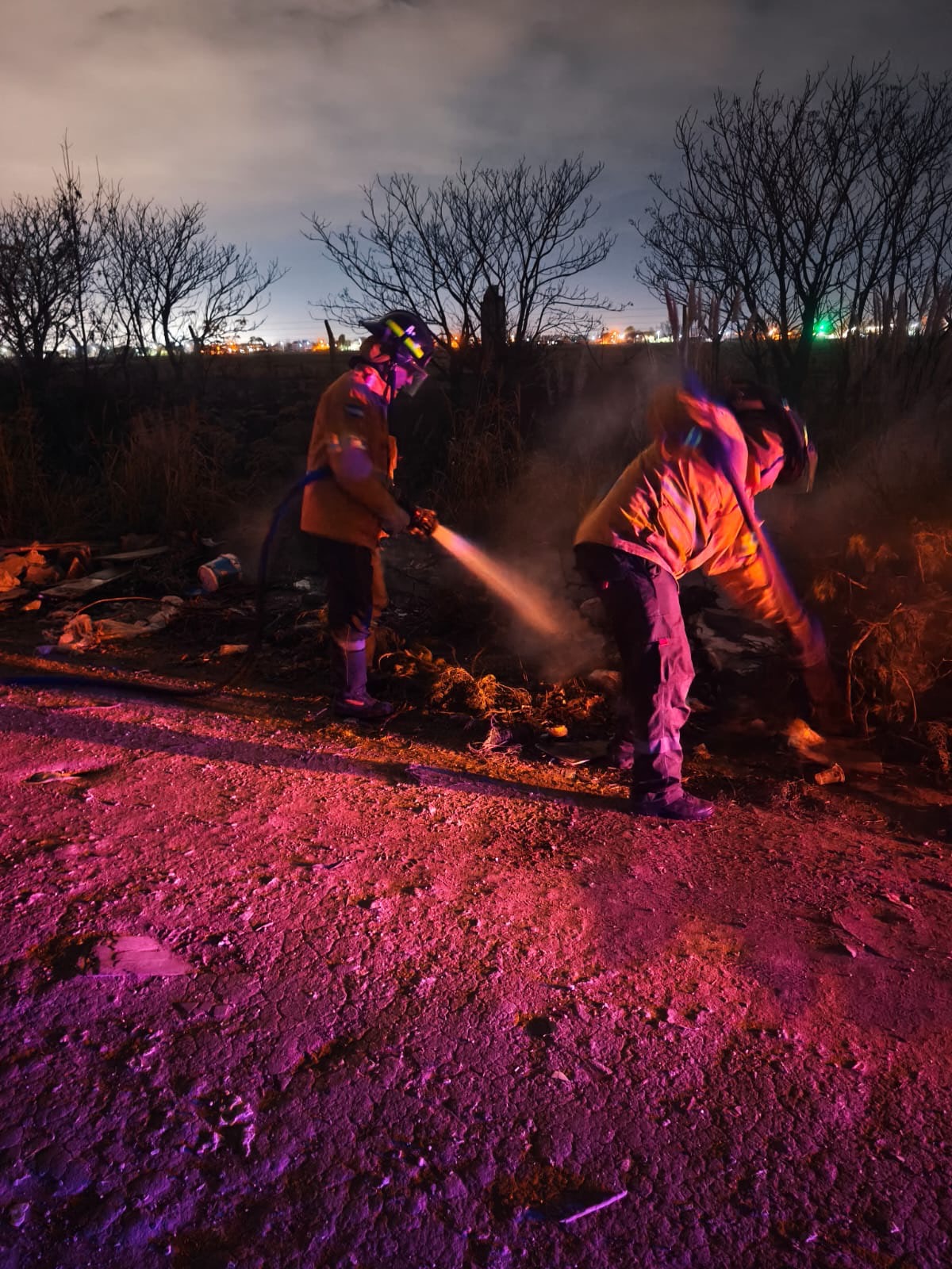 Bomberos Funes incendio de basura enfriado restos verdes Ruta 34S