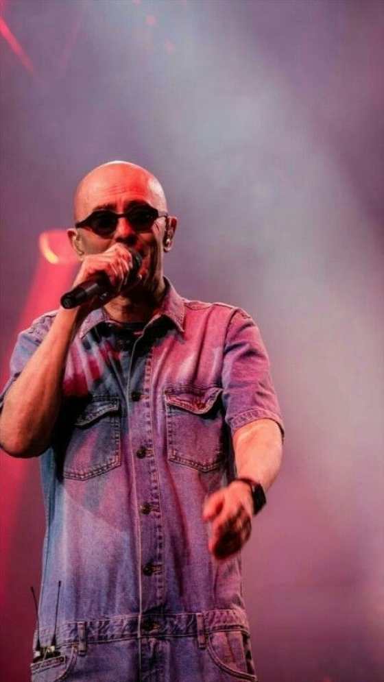 El Indio Solari cantando en vivo