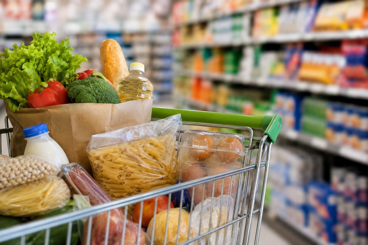 Carrito de supermercado lleno de productos de la canasta básica, imagen ilustrativa