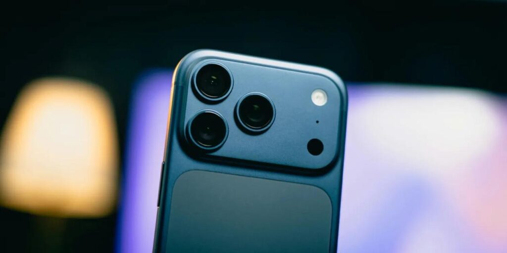 Cámara trasera de un iPhone 18 Pro con triple lente en primer plano