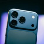 Cámara trasera de un iPhone 18 Pro con triple lente en primer plano
