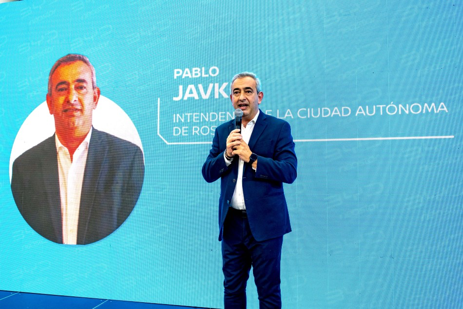 El intendente Pablo Javkin durante su discurso en la apertura del concesionario BYD