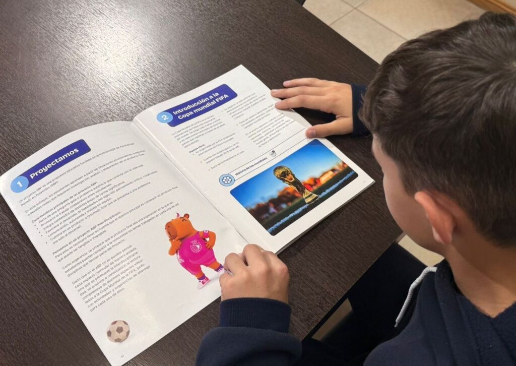 Alumno trabaja los Juegos Suramericanos en las escuelas con el cuadernillo del Mundial 2026