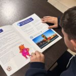 Alumno trabaja los Juegos Suramericanos en las escuelas con el cuadernillo del Mundial 2026