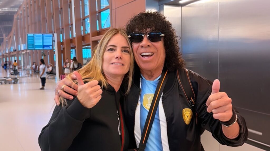 La Mona Jiménez junto a Vanina Bermúdez, corresponsal de Estacionline, en el aeropuerto rumbo a Dallas