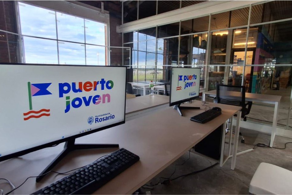 Laboratorio Tecnológico de Puerto Joven con computadoras para los talleres digitales en Rosario