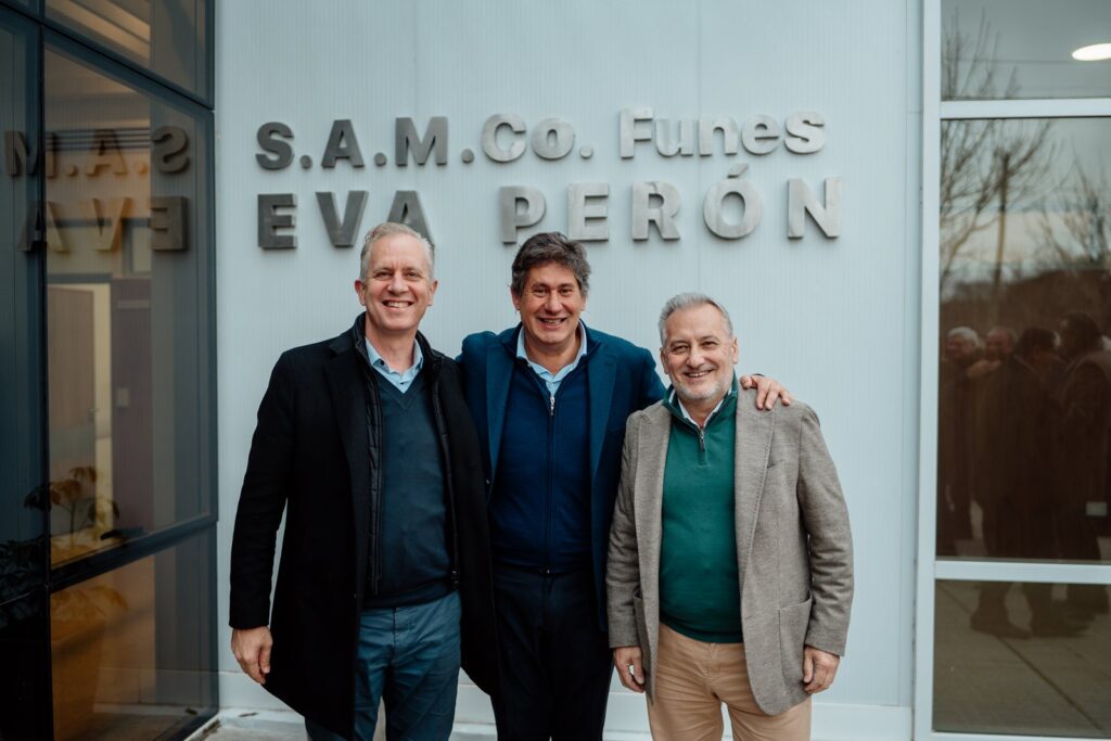 Marcelo Lewandowski, Miguel Rabbia y Roly Santacroce frente al nuevo Hospital SAMCo Eva Perón de Funes